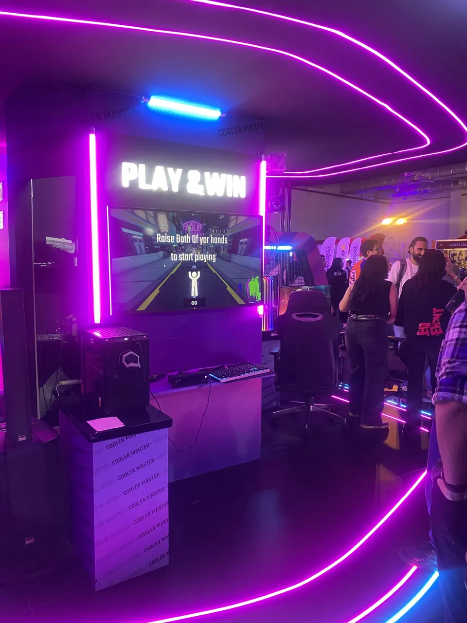 Cooler Master Play & Win: Raise both hands to start