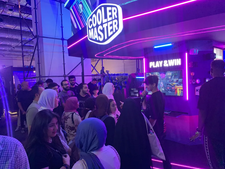 Cooler Master Play & Win: The stand from the side