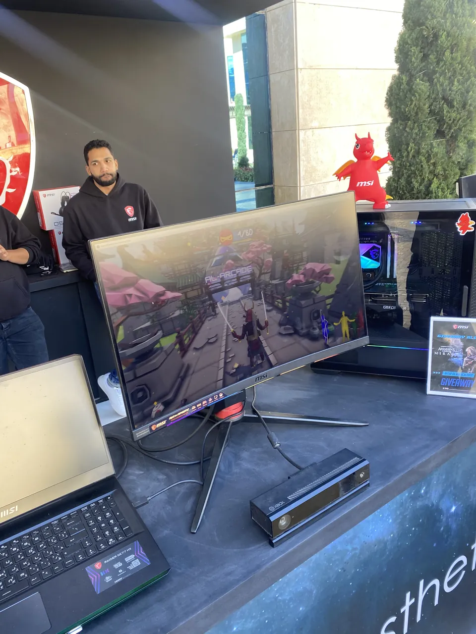 MSI Katana Warrior: The setup: screen, laptop and Kinect sensor