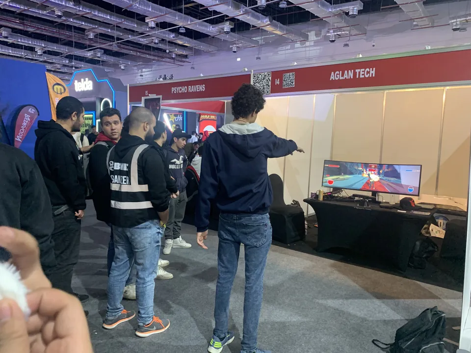MSI Meme Bun Wizard: Arms out, everyone watching