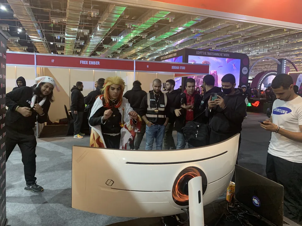 MSI Meme Bun Wizard: Cosplayers and the crowd at the screen